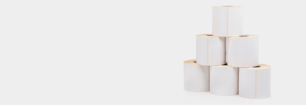 Banner von Güse für die Unterkategorie Versandetiketten auf Rolle mit abgebildeten Etikettenrollen vor grauem Hintergrund